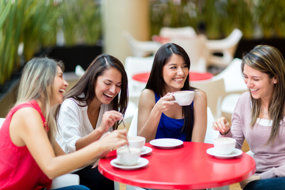 amiche-infanzia-mantenere-rapporto-adulte-uscita-sole-donne.jpg