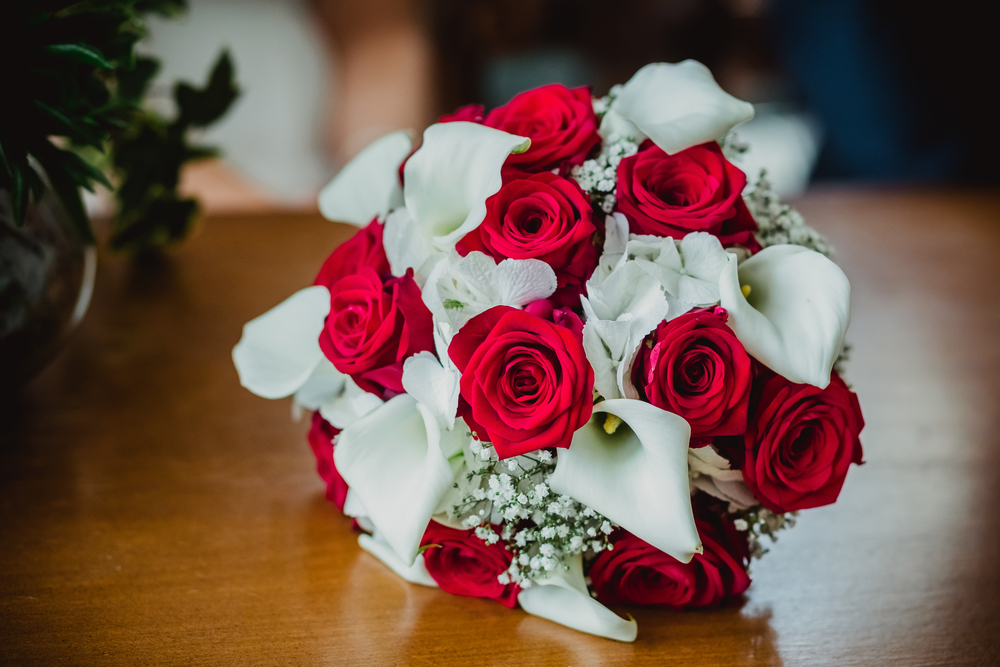 bouquet-sposa-calle-bianche-rose-rosse_3.jpg
