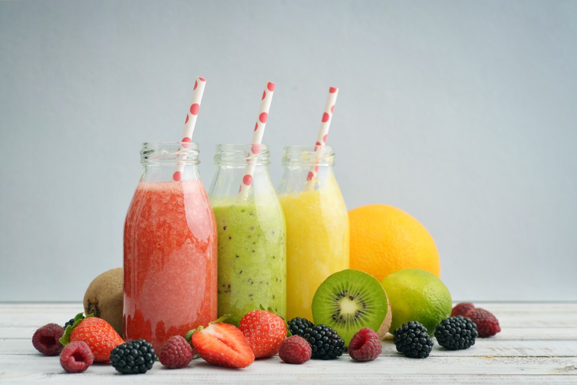 Frullati di frutta primaverile, i magnifici 3 con le delizie di stagione