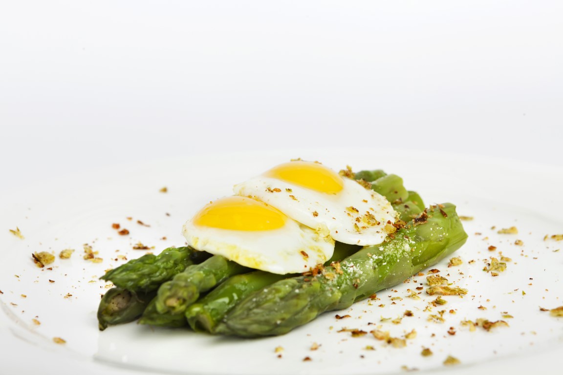 La ricetta degli asparagi con l'uovo alla Bismarck