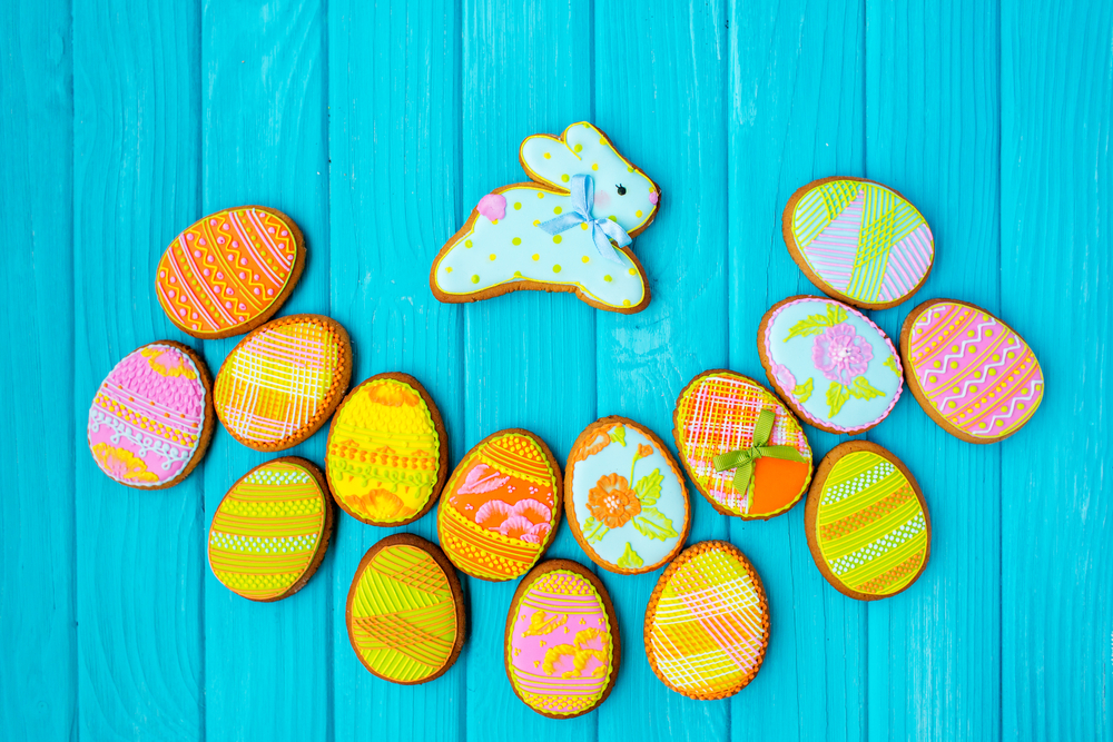 Cake design per la Pasqua: uova e coniglietti decorati con la pasta di zucchero