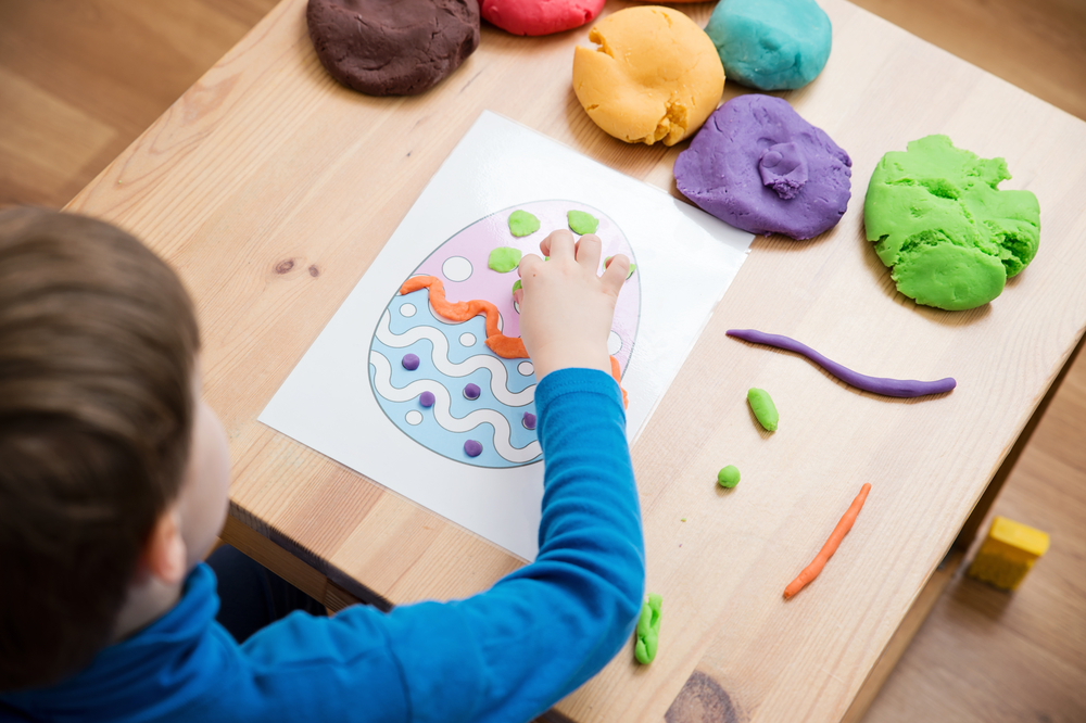 lavoretti-pasqua-semplici-bambini-uova-plastilina.jpg