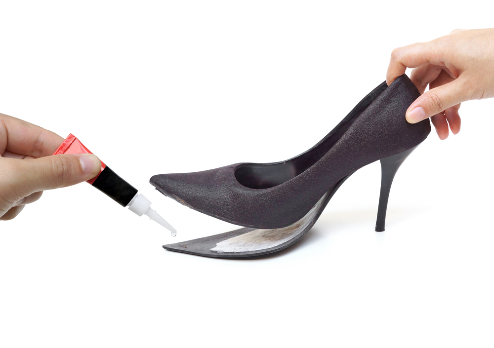 Come aggiustare le scarpe scollate per continuare a usarle