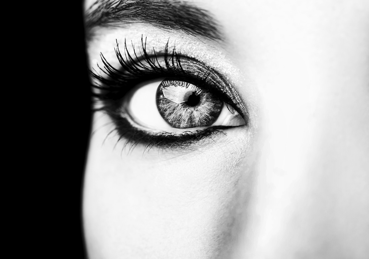 Come si usa il primer occhi al silicone per attenuare le rughe