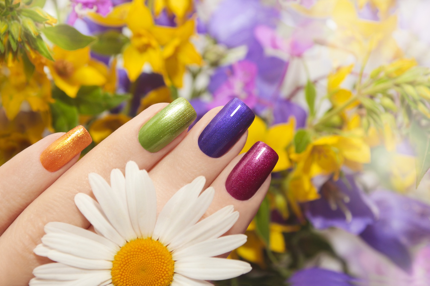 Nail art floreale, 7 idee da copiare per unghie a tema primaverile