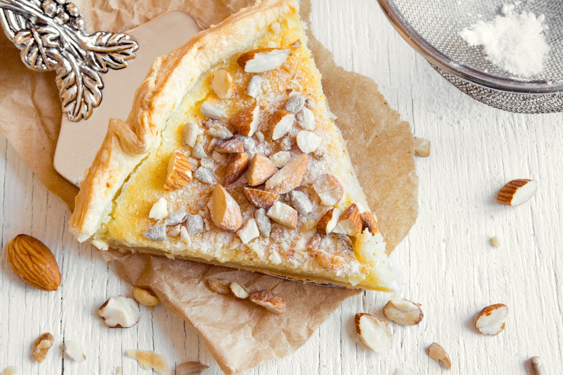 Torta frangipane, la ricetta del delizioso dolce con crema di mandorla