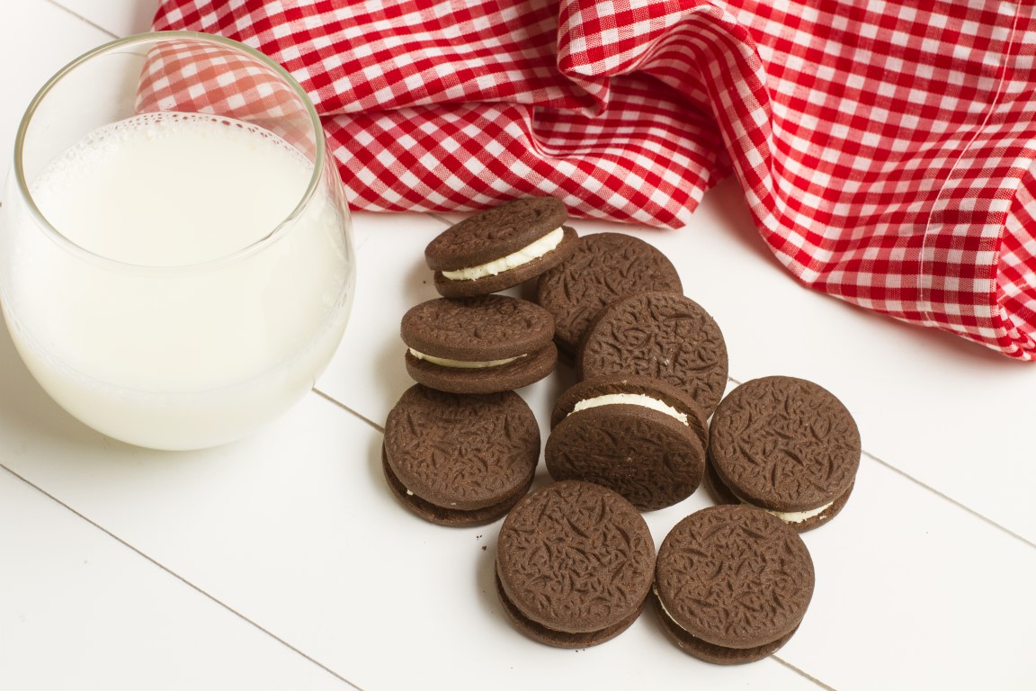 Biscotti Oreo fatti in casa, la ricetta originale dei cookies al cioccolato farciti