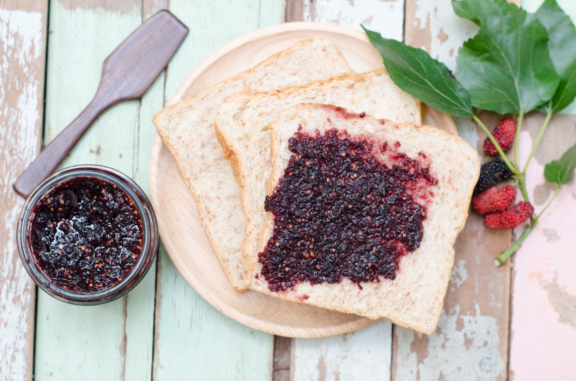 Marmellate senza zucchero: come fare la confettura di gelsi rossi e neri in casa