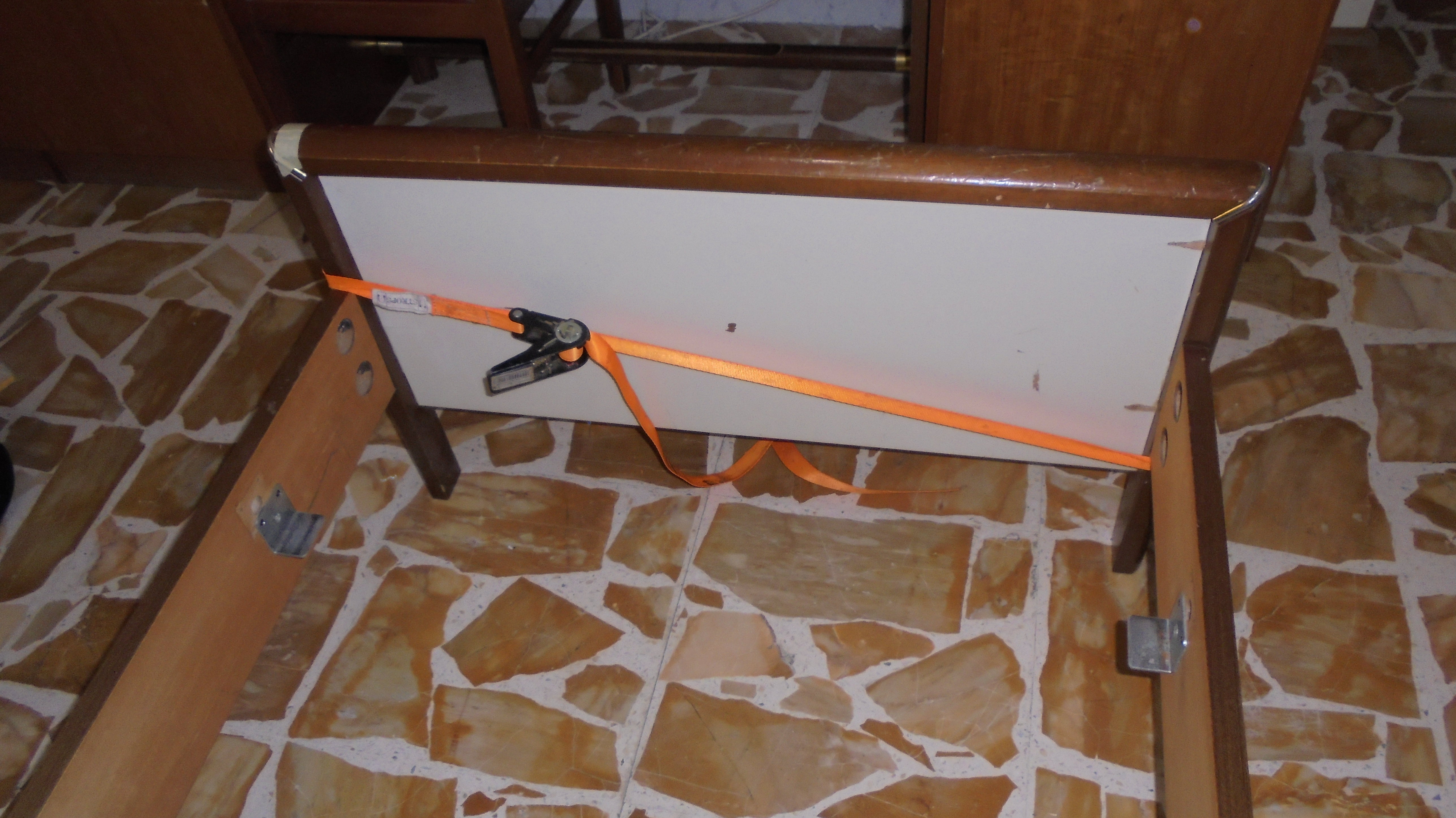 Come riparare la testiera del letto per non rischiare di cadere