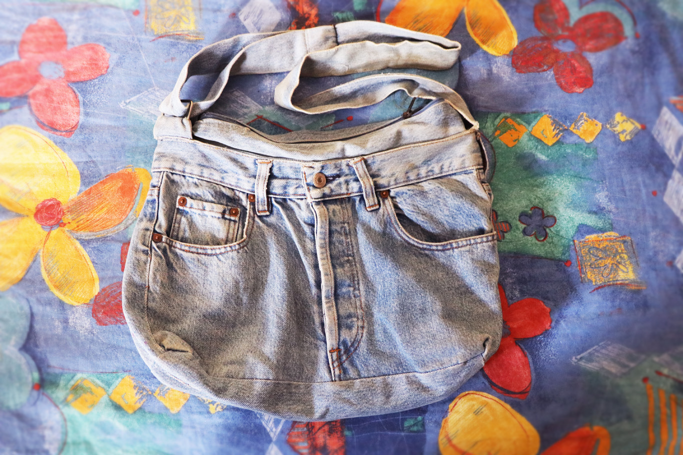 Cucito creativo borse, la creazione facile con un paio di jeans vecchi