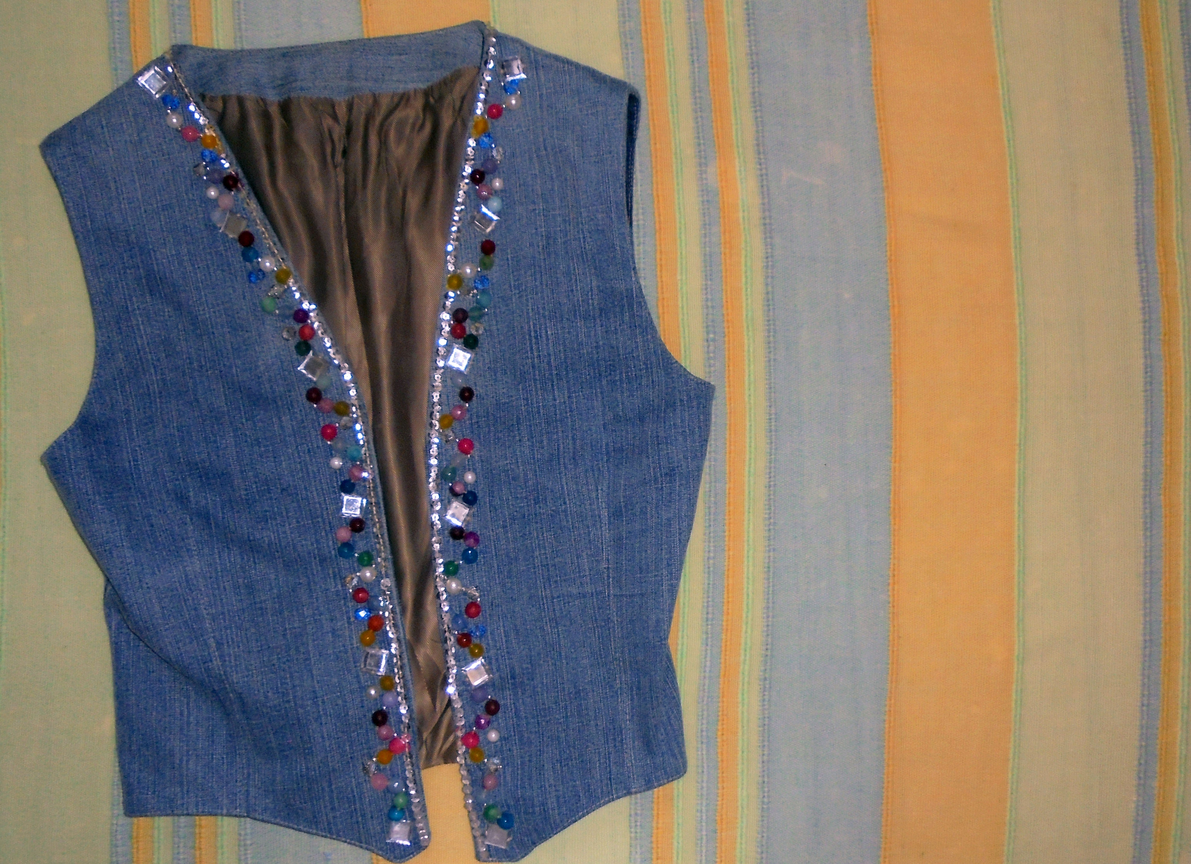 Come personalizzare un gilet di jeans con pietre, perline e strass colorati
