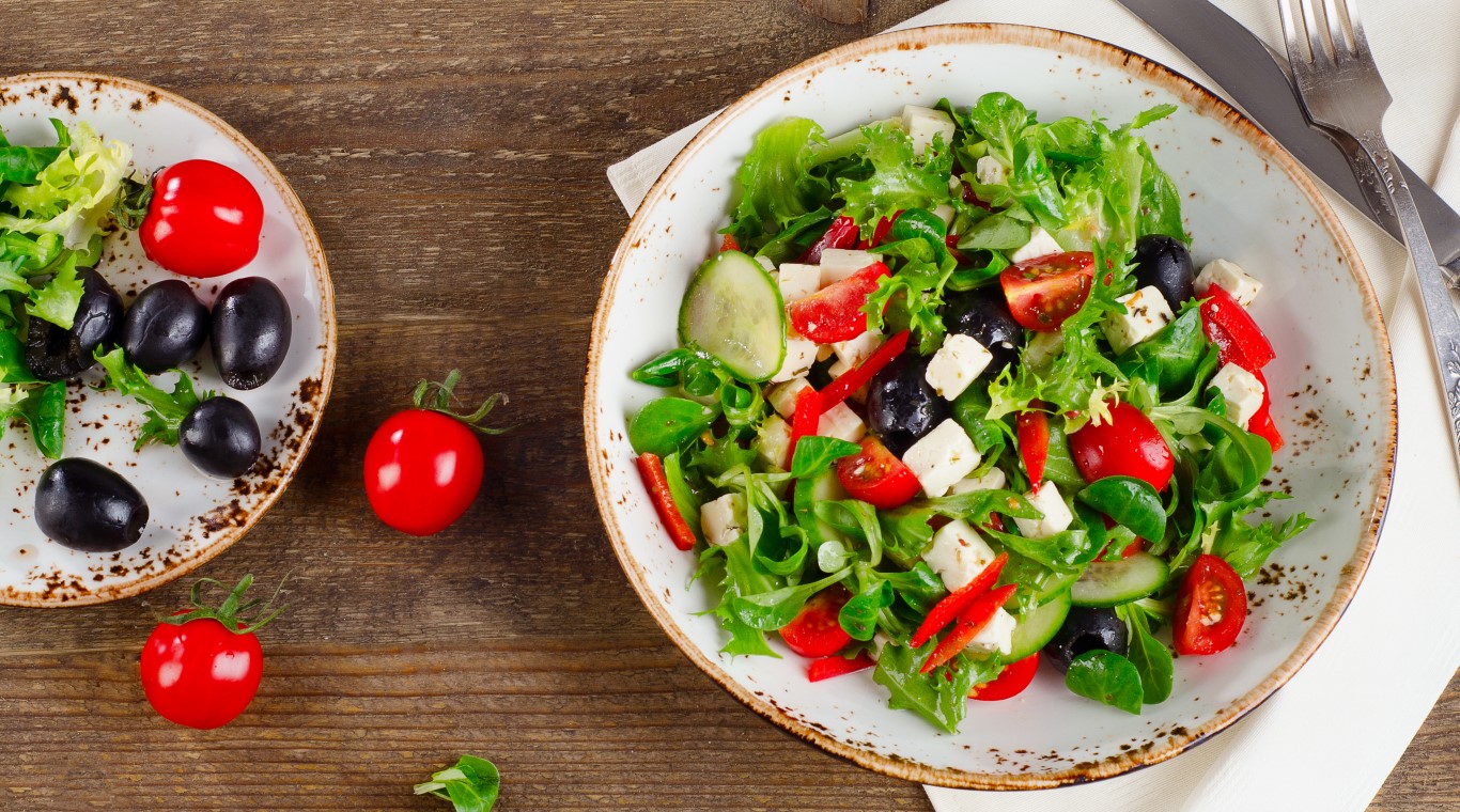 Insalata mediterranea con feta e olive, gli ingredienti e come si prepara