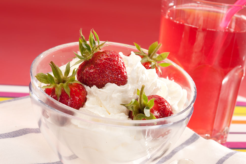 Dolci estivi al cucchiaio, la panna montata fredda con frutta e pistacchio