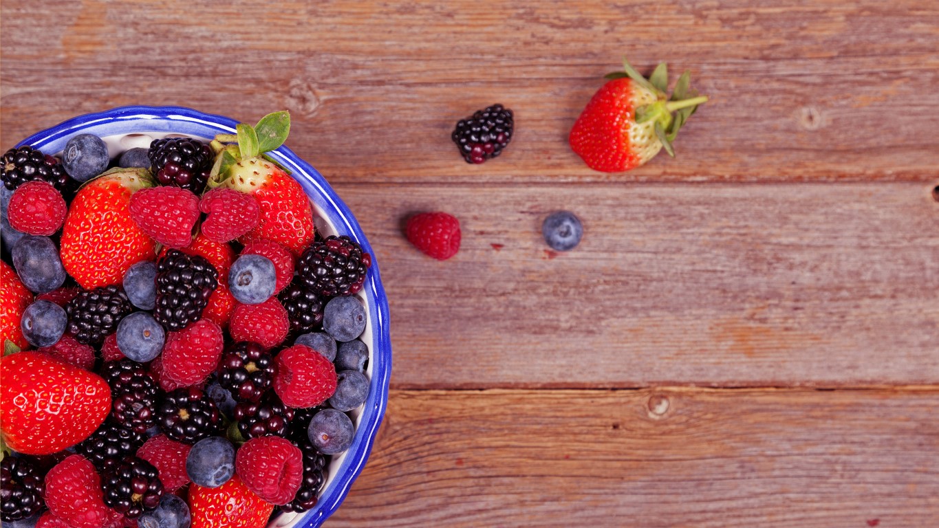 Come lavare fragole e frutti di bosco per non rovinarli