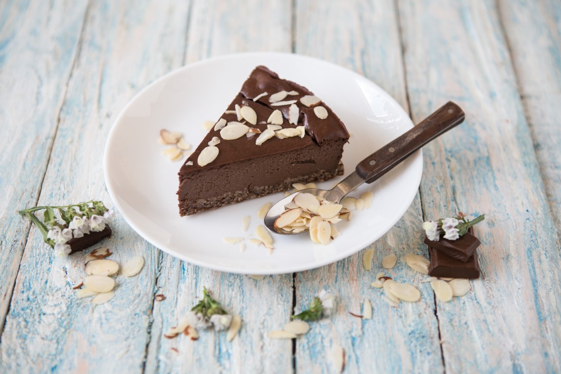 Cheesecake cioccolato e mandorle, la ricetta dell'ottima torta fredda senza cottura