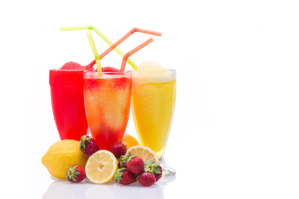 Come fare una granita al limone e fragole per una pausa rinfrescante