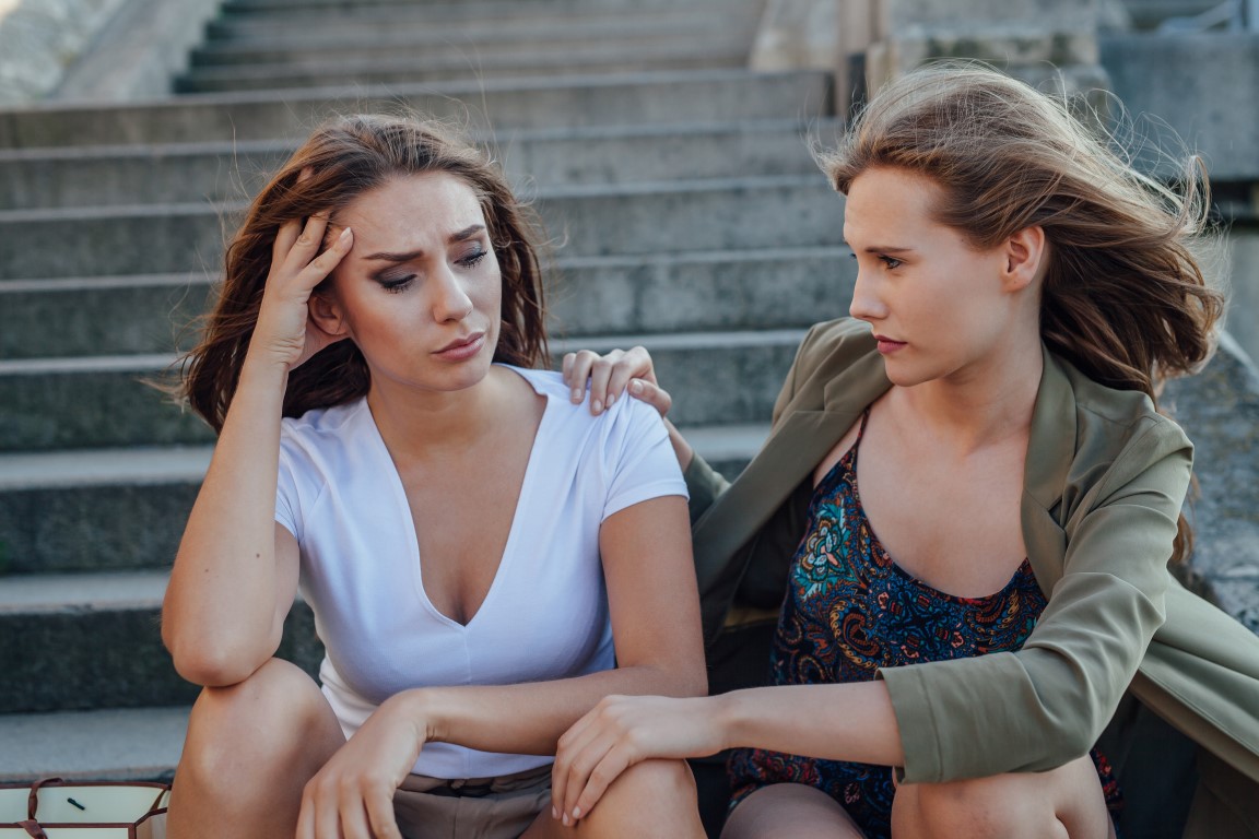 Le 5 cose da non dire mai ad un'amica che è stata tradita