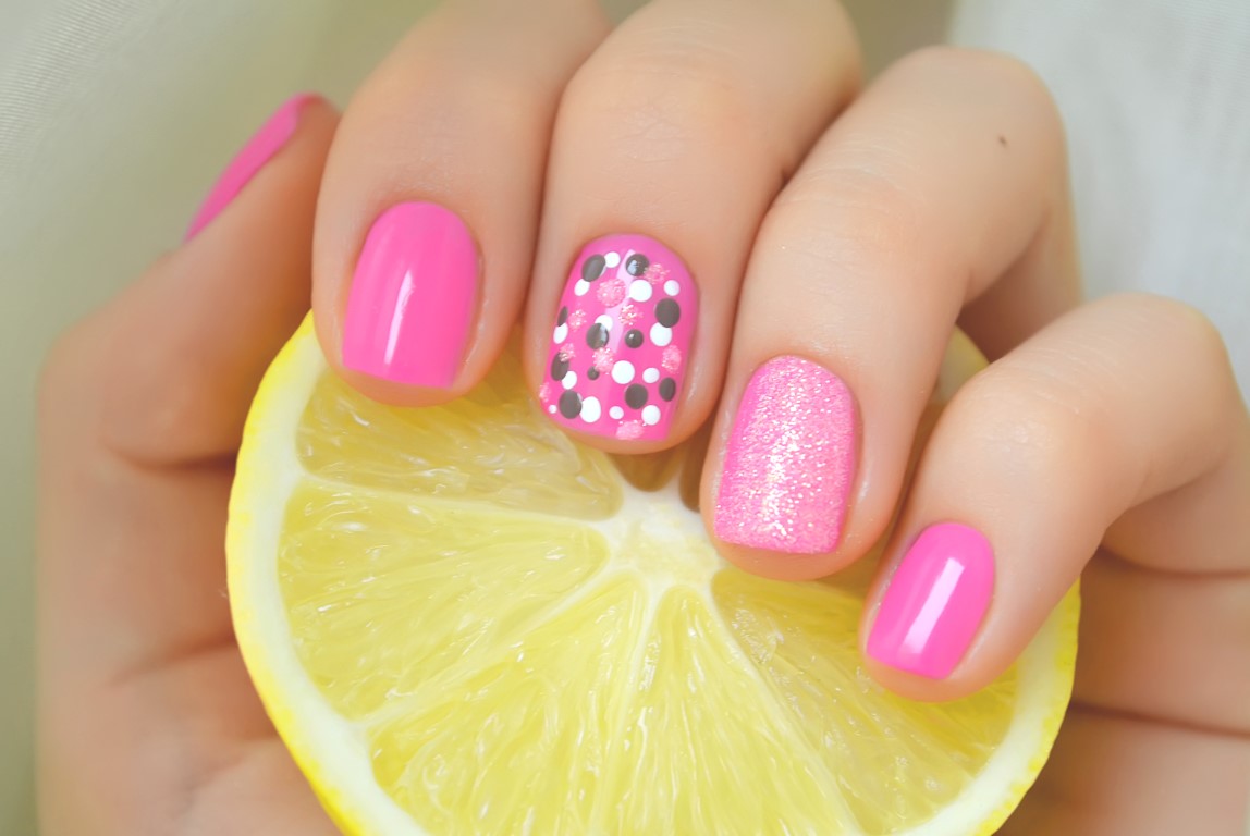 Nail art in rosa: lo stile Barbie conquista il mondo della decorazione unghie