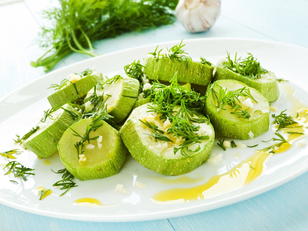 Zucchine al vapore, come prepararle e condirle per un contorno leggero