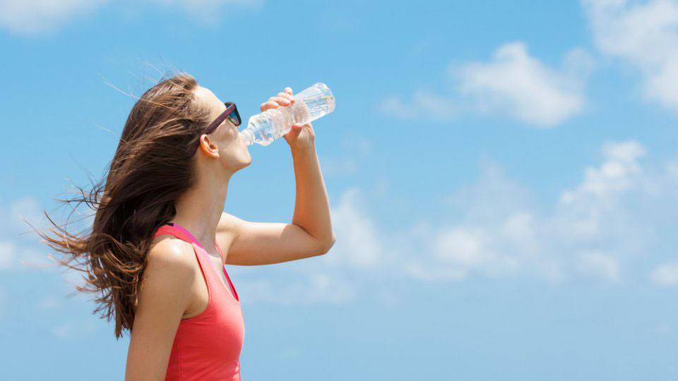 Caldo record: quanti litri d'acqua bere al giorno per non disidratarsi