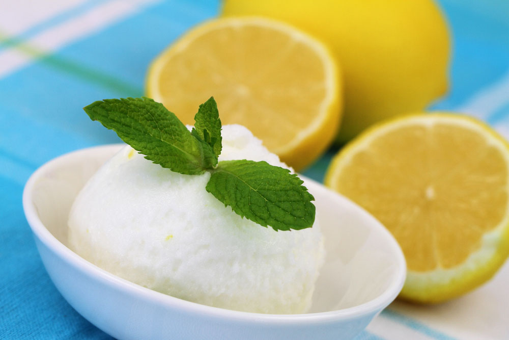 Sorbetto al limone e menta, la ricetta semplice per l’estate