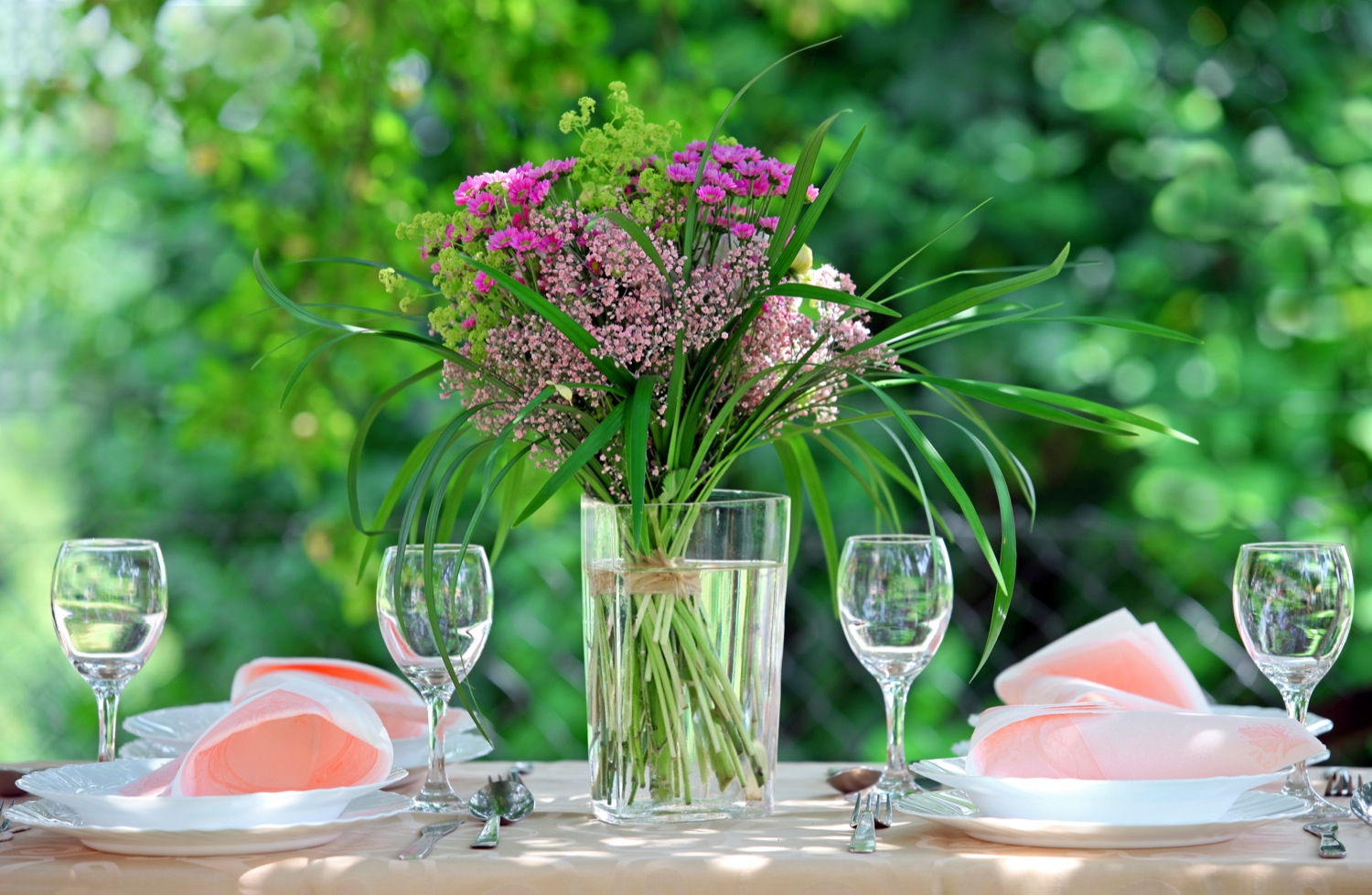 Cena-estiva-terrazza-apparecchiare-tavola-1.jpg