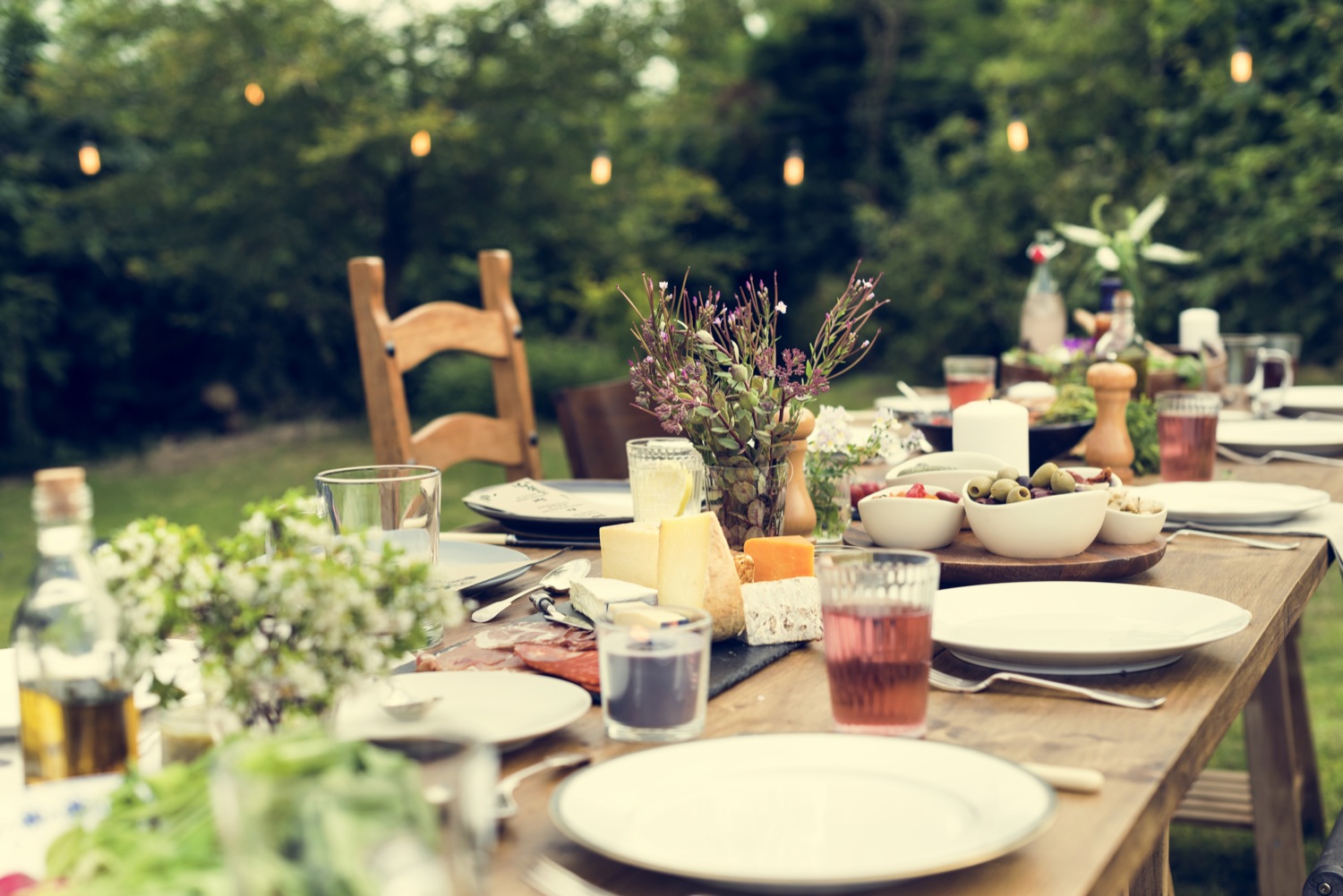 Cena-estiva-terrazza-apparecchiare-tavola-13.jpg
