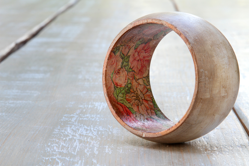 come-decorare-bracciali-legno-decoupage_3.jpg