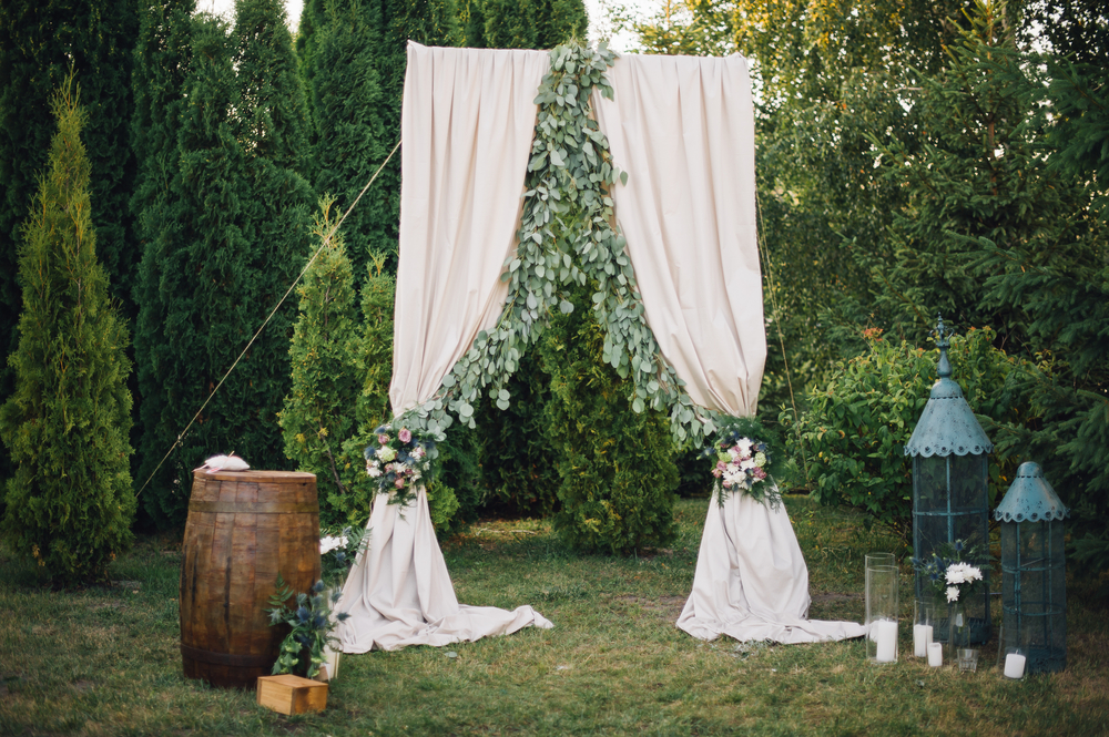 matrimonio-rustico-idee-decorazioni-arco-botte.jpg