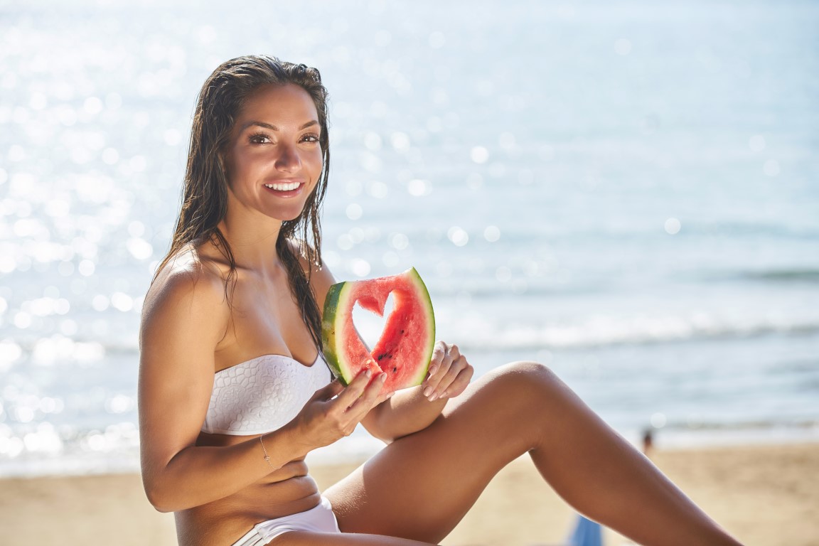 Pranzo in spiaggia: il menù perfetto per restare leggere al mare