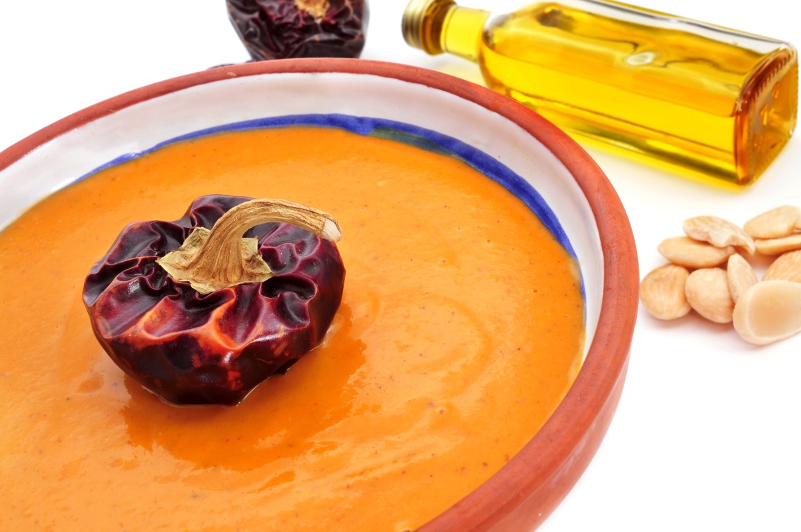 Salsa romesco, la ricetta catalana del pinzimonio coi pomodori arrostiti