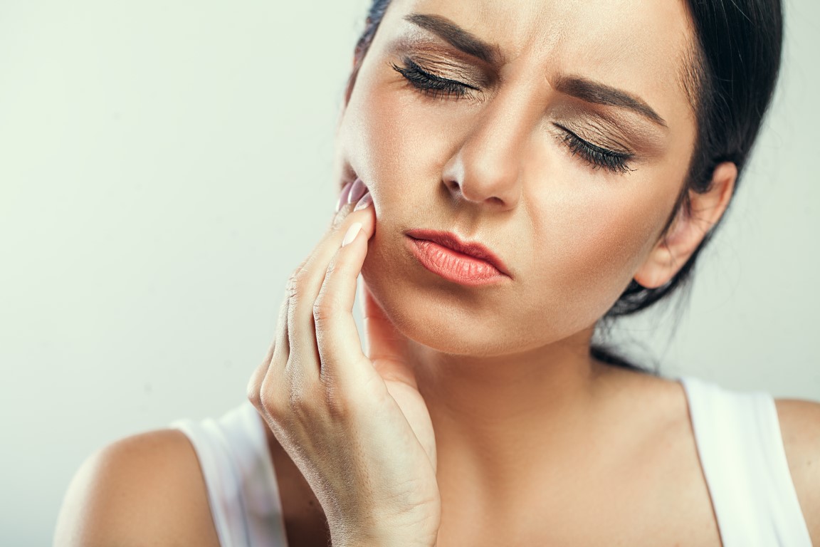 Mal di denti, i rimedi della nonna più efficaci per farlo passare