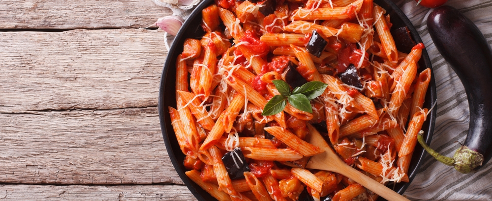Pasta e melanzane al forno, la ricetta con la provola filante