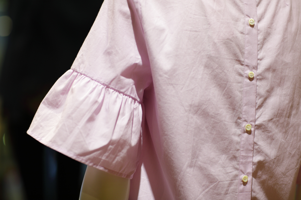 Come accorciare le maniche di una camicia per cambiare modello