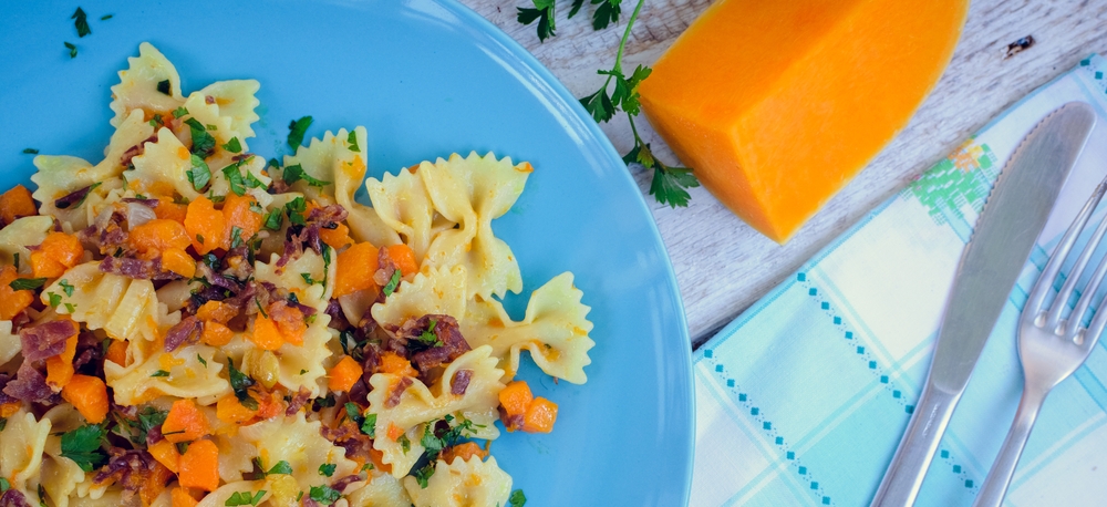 Pasta con zucca, panna e pancetta: la ricetta facile e gustosa