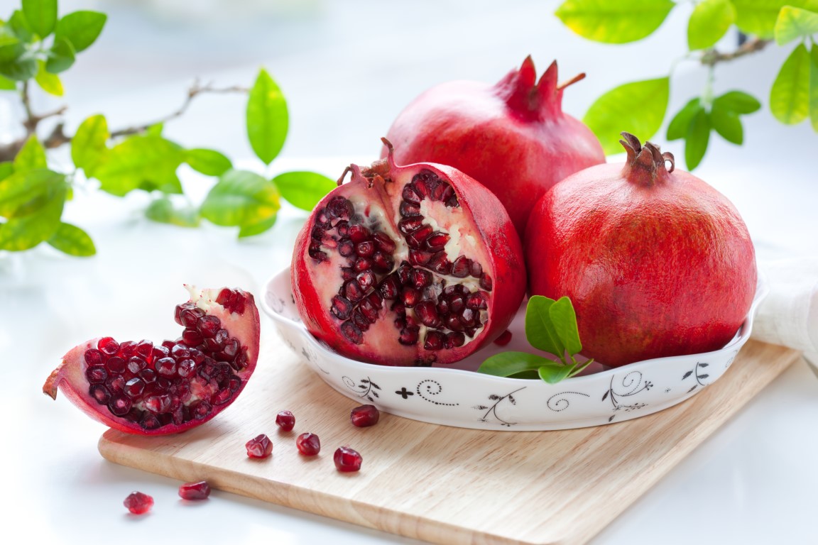 Come mangiare la melagrana tagliando e sgranando bene il frutto