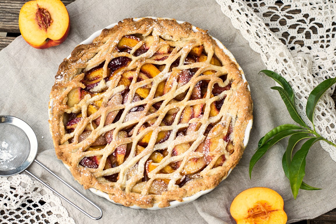 Crostata alle pesche vegana, la ricetta leggera senza burro e uova