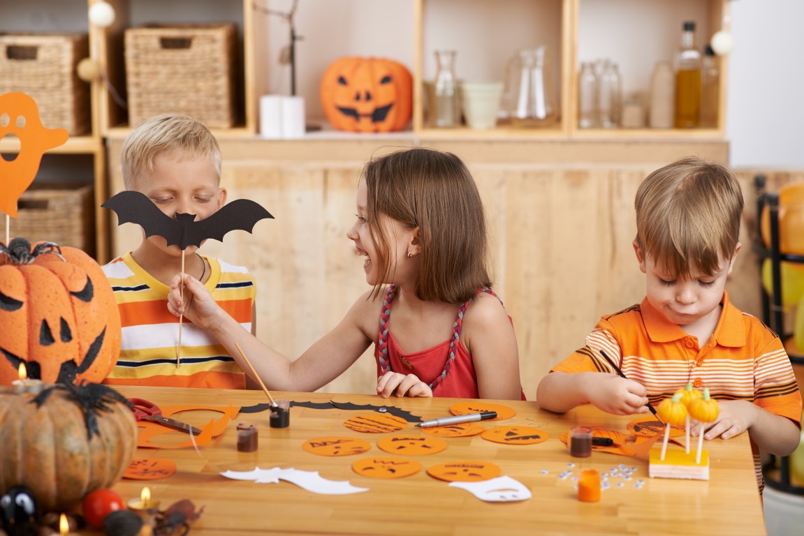 Lavoretti di Halloween con il cartoncino: 5 idee facili per i bambini