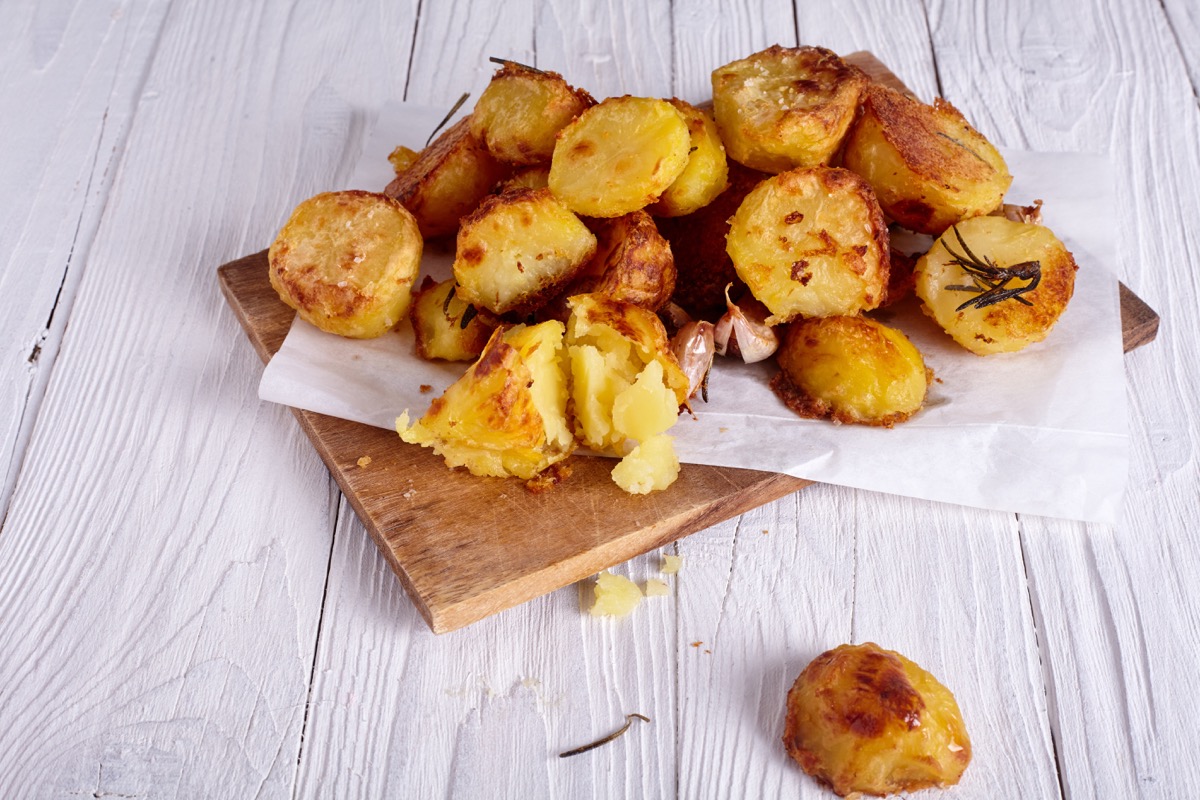 Come fare le patate al forno croccanti fuori e morbide dentro