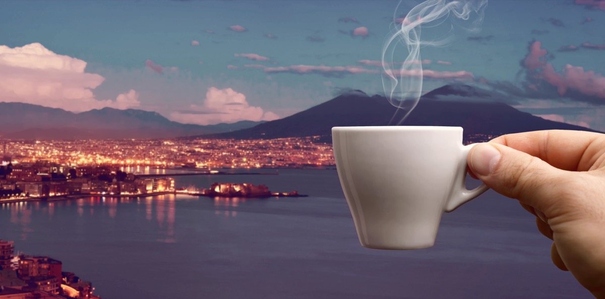 Cos'è il caffè sospeso, la tradizione napoletana che ha conquistato il mondo
