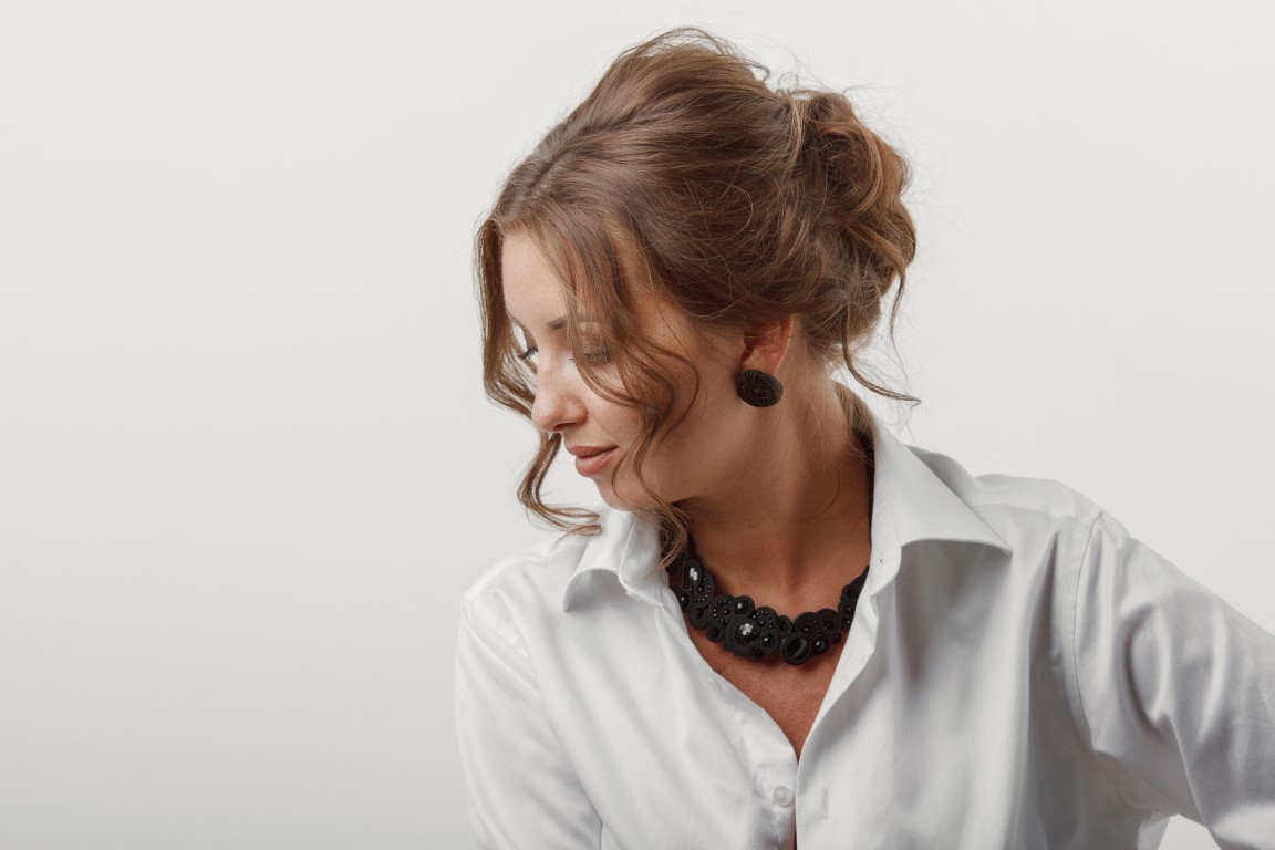 Come indossare la camicia bianca in 7 look giorno e sera
