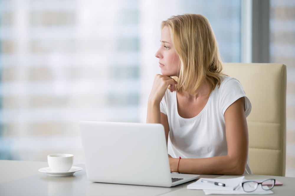 Sentirsi inutili sul lavoro, frasi e strategie per recuperare l'autostima