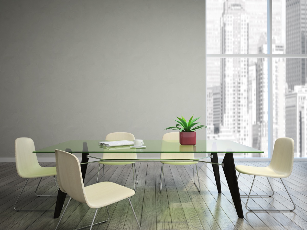 Come pulire il tavolo in vetro per non graffiarlo