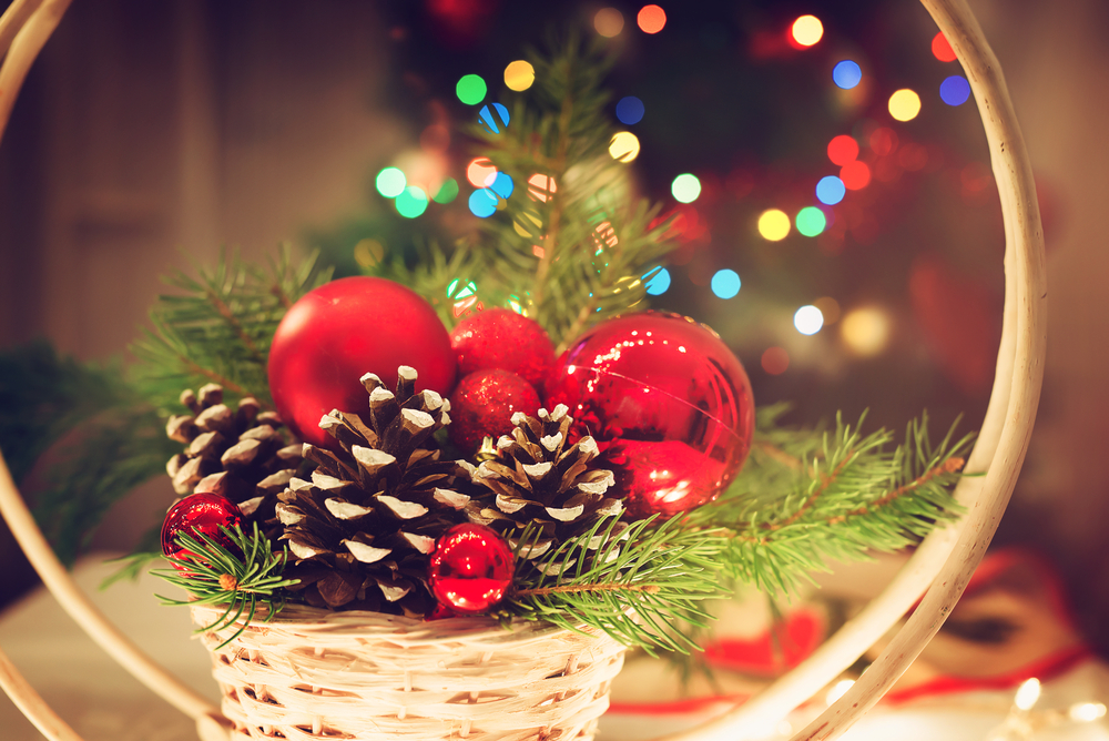 Lavoretti di Natale con le pigne, 7 decorazioni facili e graziose