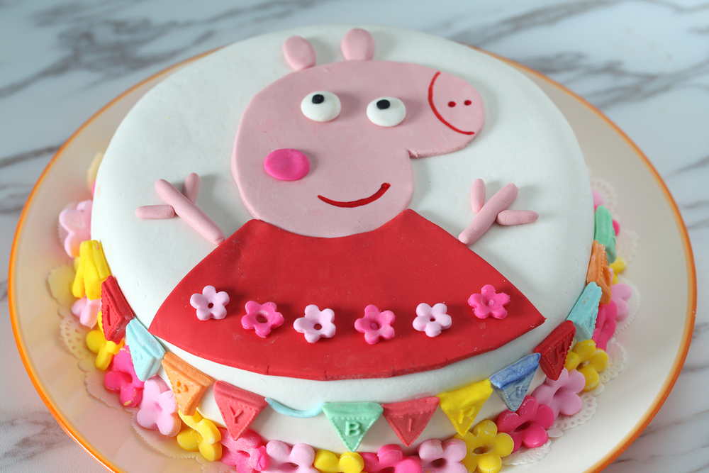 Torta con Peppa Pig in pasta di zucchero, la versione facile per principianti