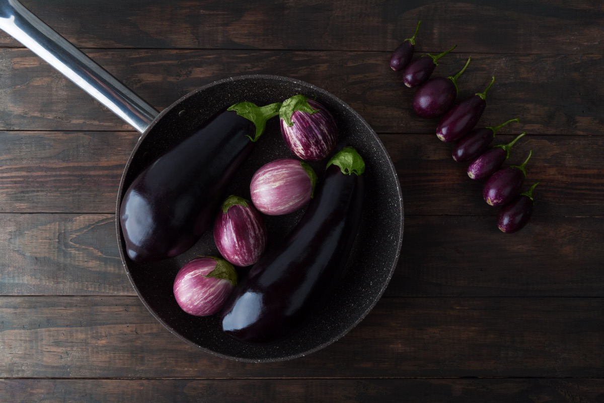 Come cucinare le melanzane in padella per un contorno delizioso