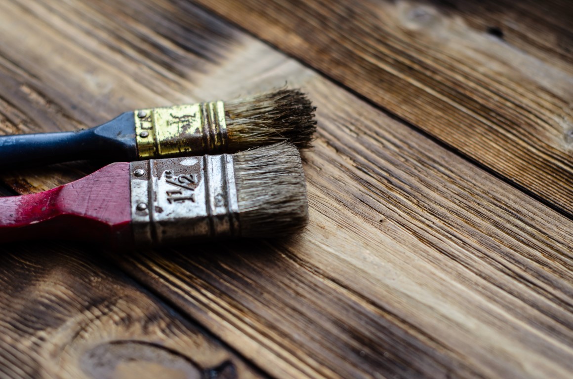 Come pulire il legno grezzo, dal pavimento ai mobili