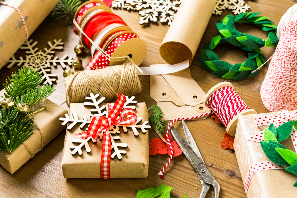 Riciclo creativo di Natale, come riutilizzare in modo originale i materiali delle feste