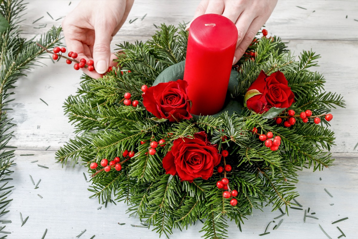 Centrotavola di Natale e Capodanno: 5 idee con fiori freschi e bacche