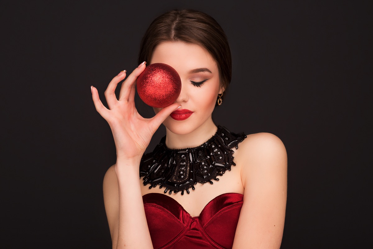 Come truccarsi per la cena della Vigilia di Natale in modo trendy ed elegante